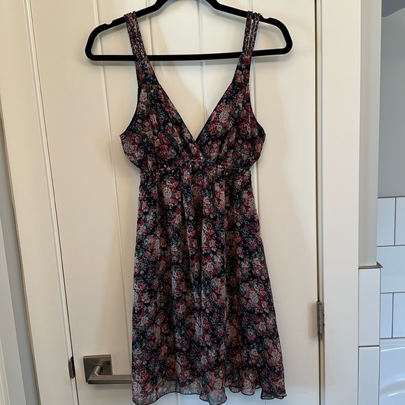 Gorgeous flowy floral dress - Picture 1 of 4